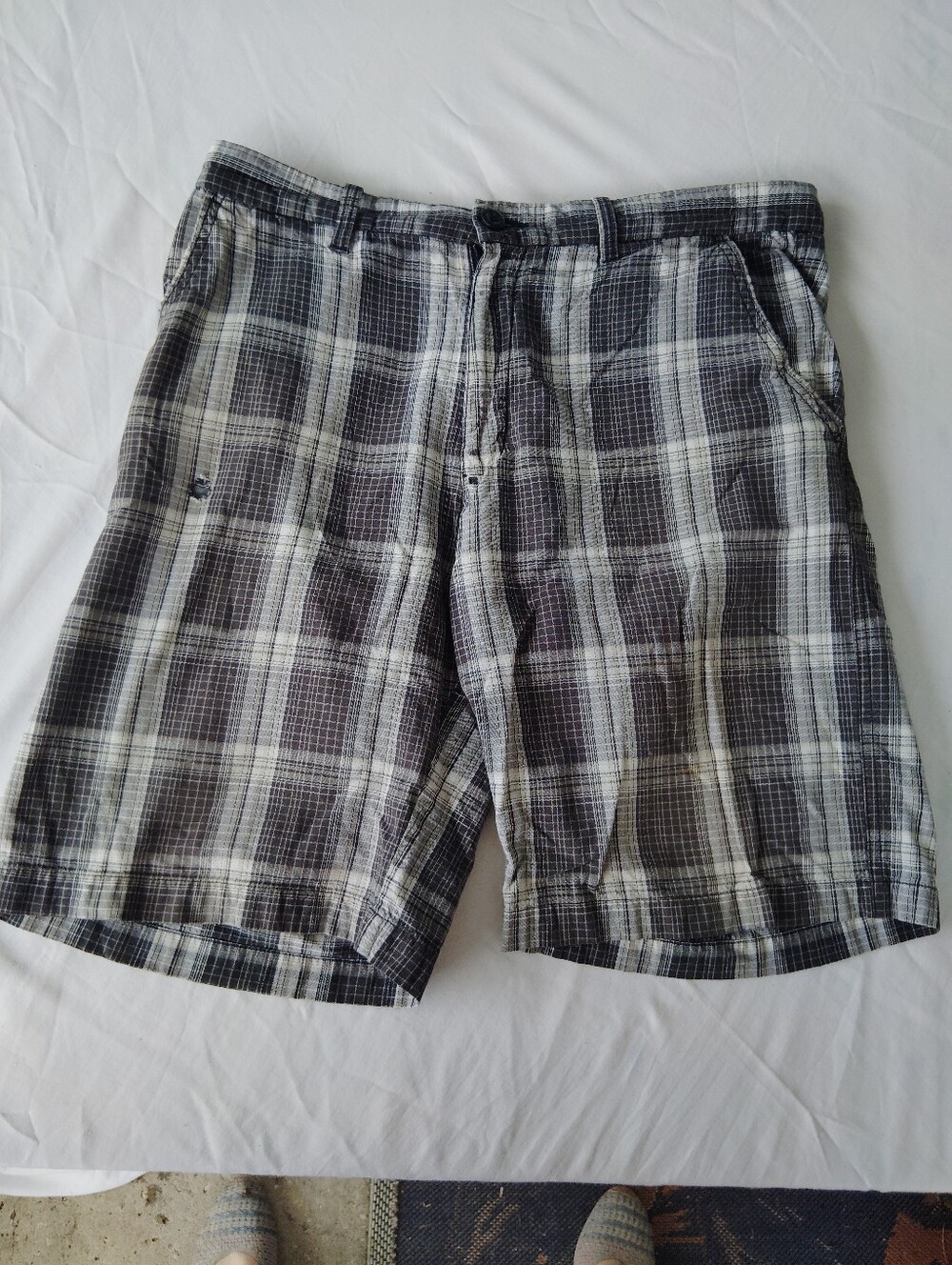 Perry Ellis 34" Men's Gray Plaid Casual Shorts